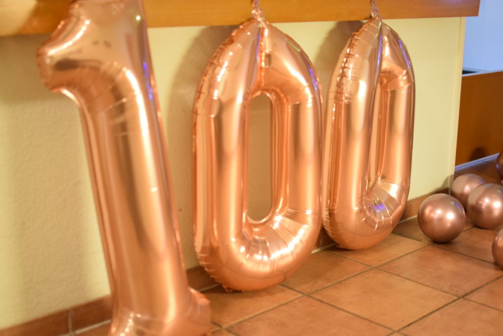 Ein Meilenstein der glänzt. Goldene Luftballons weisen den Weg zum 100. Geburtstag.