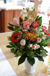 Blumige Grüße und herzliche Worte.: Zahlreiche Gratulanten sorgten für einen bunten Gabentisch.