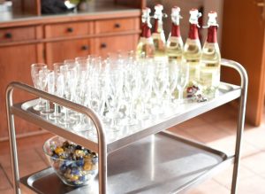 Anstoßen auf das Leben: Gemeinsam mit den Bewohnern, Gästen und dem Team feierten wir diesen einmaligen Meilenstein.